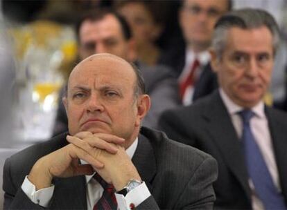 Juan Ramón Quintás escucha  al  gobernador del Banco de España, Miguel Ángel Fernández Ordóñez, el pasado marzo.