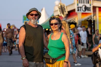 Carlos y Silvia, chilenos y residentes en Estocolmo, en el festival de música reggae Rototom Sunsplash, en Benicassim (Castellón).