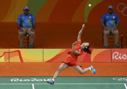 La tenista japonesa, Nozomi Okuhara, intenta alcanzar la pluma durante un partido frente la jugadora surcoreana Bae Yeon-Ju.