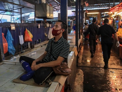 Un vendedor de un 'mercado húmedo' de Kuala Lumpur (Malasia), el pasado día 10. Las zoonosis de este virus se relacionan con los mercados húmedos como este.