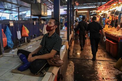 Un vendedor de un 'mercado húmedo' de Kuala Lumpur (Malasia), el pasado día 10. Las zoonosis de este virus se relacionan con los mercados húmedos como este.