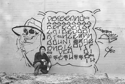 <b>Chaz Bojórquez, en Arroyo Seco en 1975, junto al icónico Señor Suerte y su imitada caligrafía cholo. </b>