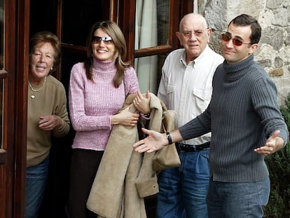 Poco antes de su boda, la pareja visitó la tierra natal de Letizia Ortiz. En la imagen, el Príncipe de Asturias y su entonces prometida posan con los abuelos de doña Letizia, Jose Luis Ortiz y Menchu Alvarez del Valle, con quienes almorzaron en su casa de La Arquera en Sardeu, en Ribadesella.