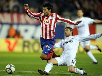 Agüero se va de Sergio Ramos en la jugada que acabó con el sevillano expulsado.