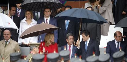 La presidenta de Andalucía Susana Díaz, conversa con el presidente de Cantabria, Miguel Ángel Revilla (c), y el presidente de Asturias y de la gestora del PSOE, Javier Fernández (d).