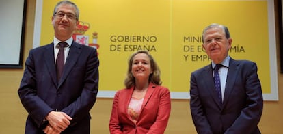 La ministra de Economía Nadia Calviño, y el gobernador del Banco de España Pablo Hernández de Cos (izquierda), participan en la presentación del libro "Una visión macroeconómica de los cuarenta años de la Constitución Española" de José Luis Malo de Molina (derecha).