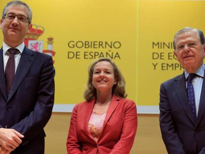 La ministra de Economía Nadia Calviño, y el gobernador del Banco de España Pablo Hernández de Cos (izquierda), participan en la presentación del libro "Una visión macroeconómica de los cuarenta años de la Constitución Española" de José Luis Malo de Molina (derecha).