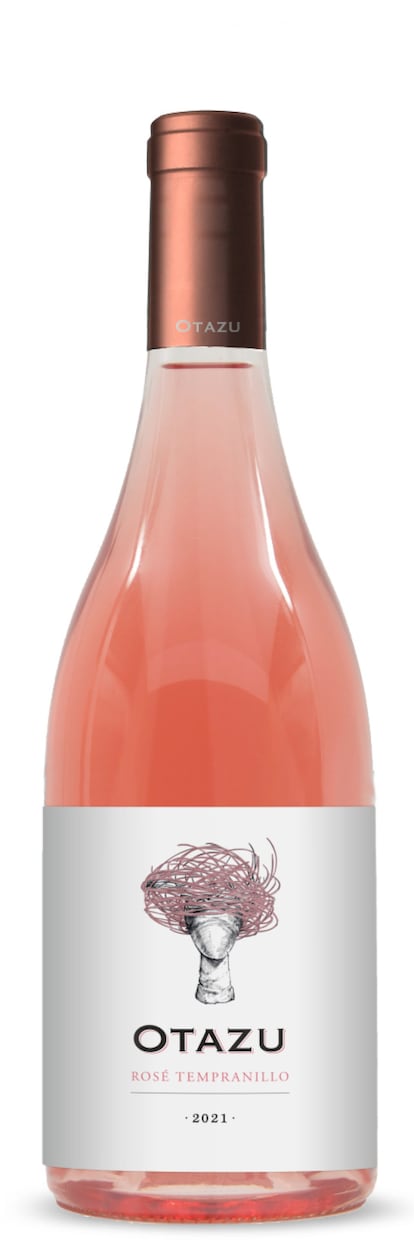 La bodega navarra Otazu presenta la añada 2021 de su vino rosado, con un rediseño de la etiqueta. Tras una hora de maceración en frío del mosto con hollejos, este adquiere el color rosa pálido.  Precio: 10,25 euros