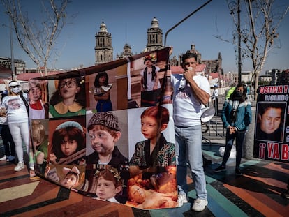 Familiares de Octavio Ocaña durante una protesta por la muerte del actor, en Ciudad de México, en noviembre de 2021.