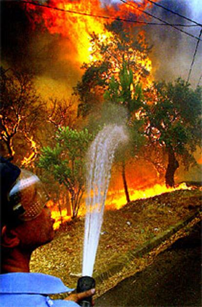 Un bombero luchando contra las llamas, ayer, en Maçanet de la Selva.