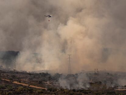 Un helicóptero trabajaba el viernes en las tareas de extinción del incendio que amenaza el Parque Natural de Monfragüe.