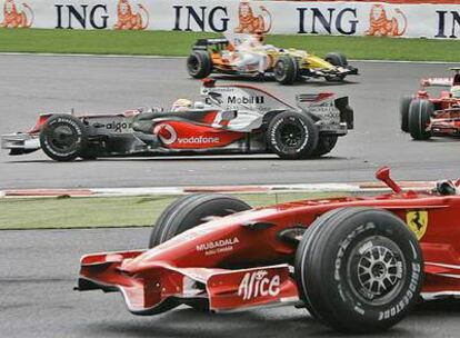 Instante en el que el bólido de Hamilton, en el centro, se interpuso en la trazada del Ferrari de Raikkonen, en primer término.