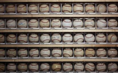 Colección de pelotas de béisbol autografiadas en el Museo de Historia de San Petersburgo, Florida.