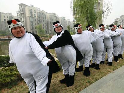 Unas mujeres chinas reivindican las virtudes de la obesidad.