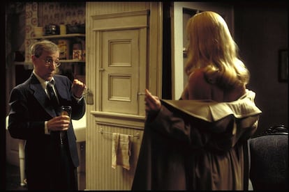'La maldición del escorpión de Jade' (Woody Allen, 2001). Charlize Theron: ¿Dónde vamos esta noche? ¿A Chinatown o a Harlem? ¿Prefiere el jazz o el opio? Woody Allen: Prefiero la alfombra frente a mi chimenea. Charlize Theron: Oh, directamente a su apartamento. ¿Siempre empieza por el postre? Woody Allen: Bueno…Depende del menú.