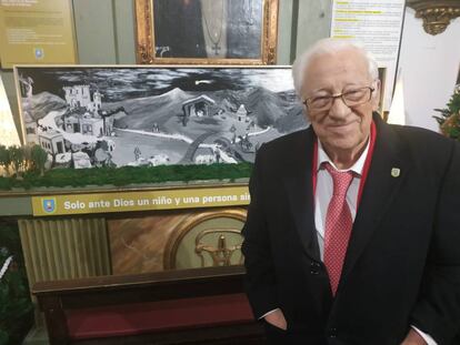 El padre Ángel, junto al belén.