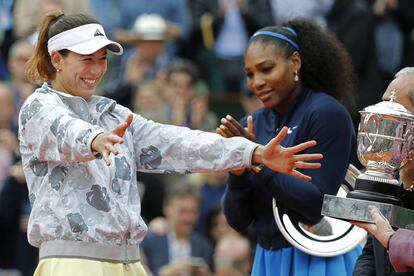 Garbiñe Muguruza recibe el trofeo de Roland Garros junto a la tenista, Serena Williams.