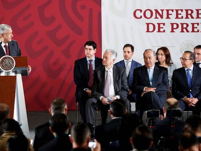 López Obrador, acompañado, entre otros, por el empresario Carlos Slim y del secretario de Hacienda, Arturo Herrera, en una rueda de prensa.