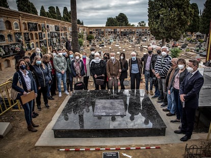 Familiares de represaliados por el franquismo y arrojados a la fosa 114 del cementerio de Paterna (Valencia).