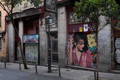 La calle Velarde, en Malasaña, es una de las más ruidosas de la ciudad. En un pequeño tramo de unos 100 metros se concentran cinco bares.