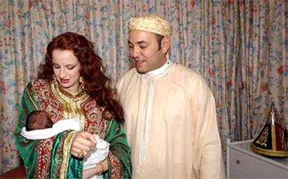 El rey Mohamed VI y su esposa, la princesa Lalla Salma, posan con su primer hijo, Mulay Hassan, ayer en Bagdad.