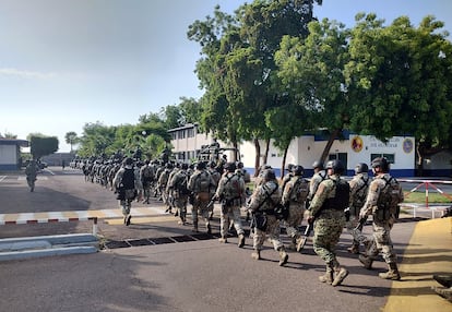 Cientos de soldados mexicanos llegan al Aeropuerto Internacional de Culiacán tras la detención de El Mayo, el 28 de julio de 2024. 