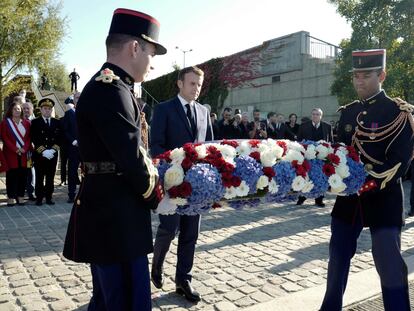 El presidente francés, Emmanuel Macron, deposita una corona de flores junto al puente de Bezons el 16 de octubre cerca de París.