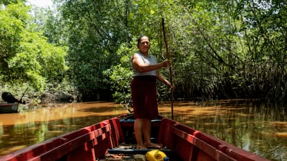 Marleny Ibarra dirige su lancha por las aguas del canal de Chiquimulilla, en Guatemala.