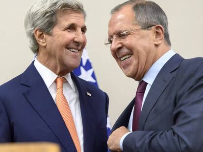 Kerry (izquierda) y Lavrov sonr&iacute;en durante su comparecencia en Ginebra.