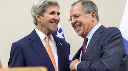 Kerry (izquierda) y Lavrov sonr&iacute;en durante su comparecencia en Ginebra.