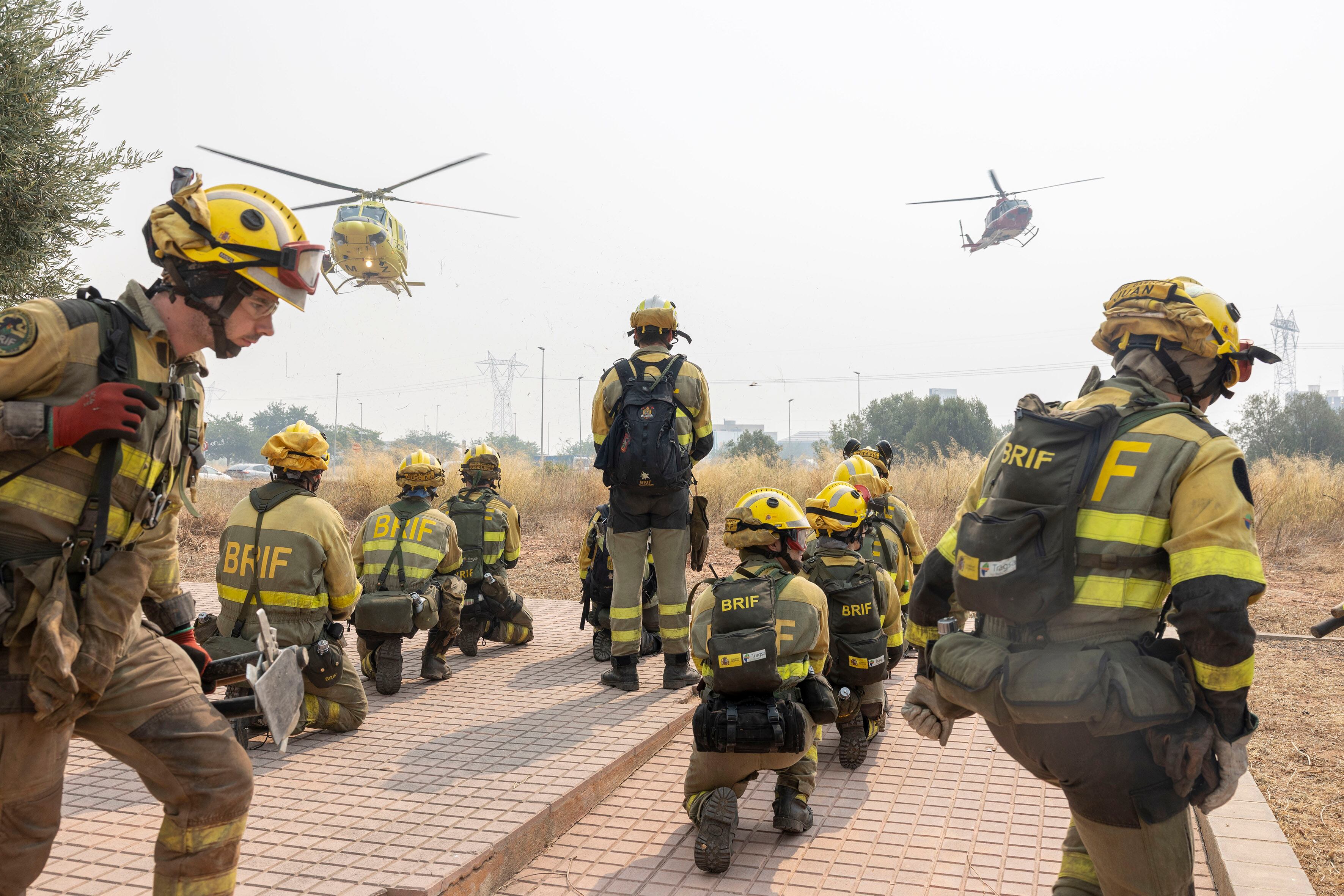 La Brigada de Refuerzo de Incendios Forestales de Daroca (Aragón) que intervienen en la extinción del incendio forestal de la Vall d'Uixó.