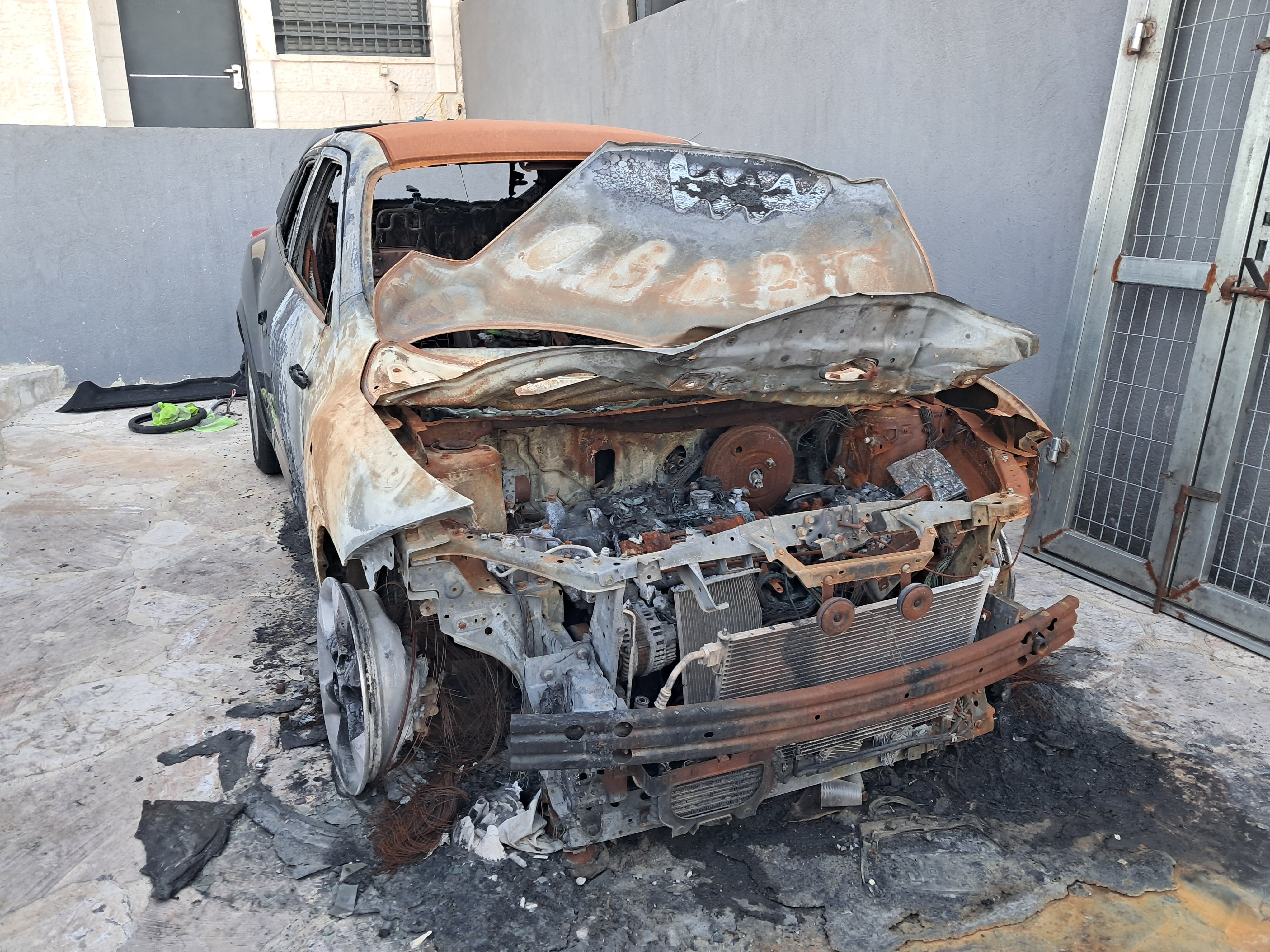 Coche quemado por colonos israelíes en la localidad palestina de Taybeh, en Cisjordania, en una foto tomada el 10 de marzo.