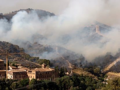 Imagen del incendio que se ha declarado este domingo en el Cerro de San Miguel de Granada, cerca de la Abadía del Sacromonte.