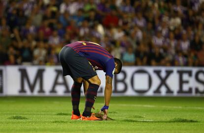 Luis Suárez intenta arreglar el césped del José Zorrilla. 