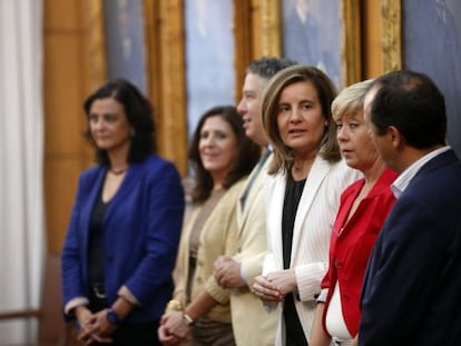 La ministra de Empleo, Fátima Báñez, junto a los interlocutores sociales