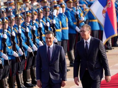 El jefe del Gobierno español, Pedro Sanchez, a la izquierda, pasa revista a la guardia de honor junto al presidente serbio Aleksandar Vucic, en Belgrado.