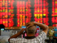 Un inversor reacciona al observar los indicadores del mercado de valores.