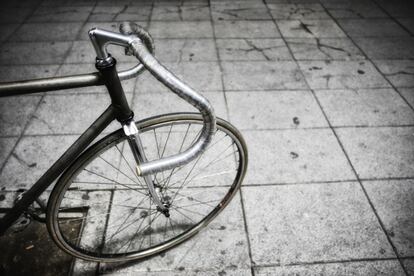 Una vieja bicicleta de pista, ahora utilizada como urbana atada a un árbol en la calle Desengaño