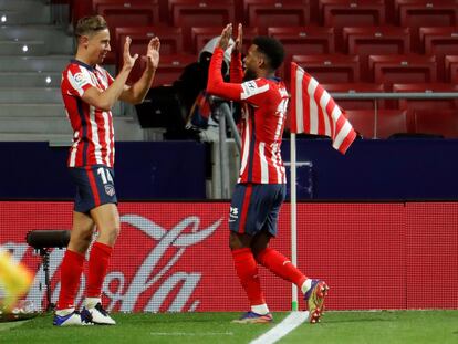 Marcos Llorente (i) celebra con su compañero Thomas Lemar el segundo gol deL Atlético ante el Valladolid. EFE/Emilio Naranjo