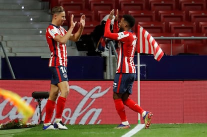 Marcos Llorente (i) celebra con su compañero Thomas Lemar el segundo gol deL Atlético ante el Valladolid. EFE/Emilio Naranjo