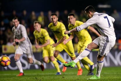 Cristiano transforma el penalti ante el Villarreal.