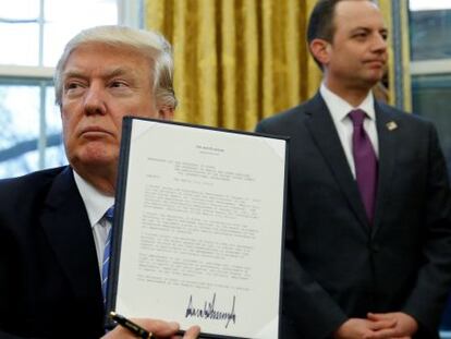 El presidente de EE UU, Donald Trump, firmando una de sus primeras órdenes federales en la Casa Blanca.