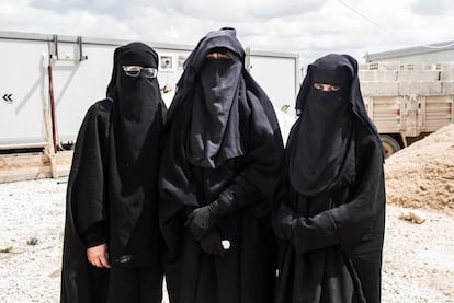 Desde la izquierda, Yolanda Martínez, Loubna Fares y Luna Fernández, en el campo de Al Hol, al noreste de Siria, el pasado mes de abril