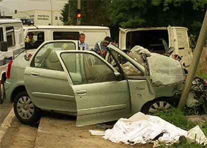 El vehículo Citroen Xsara Picasso en el que viajaban las cuatro víctimas mortales del accidente de Lemoa.