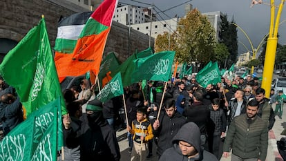 Manifestantes palestinos protestan este miércoles en la ciudad cisjordana de Hebrón por el asesinato en Beirut del dirigente de Hamás Saleh al Aruri.