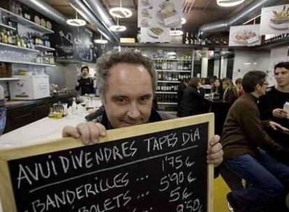 El cocinero Ferran Adrià, en el bar de tapas Inopia, en Barcelona.