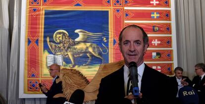 El presidente de Véneto, Luca Zaia, habla con la prensa el domingo, mientras espera los resultados del referéndum de su región.