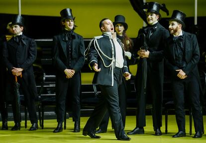 Un momento del ensayo de Un ballo in maschera'. En el centro, el tenor Ricardo di Tomassi.