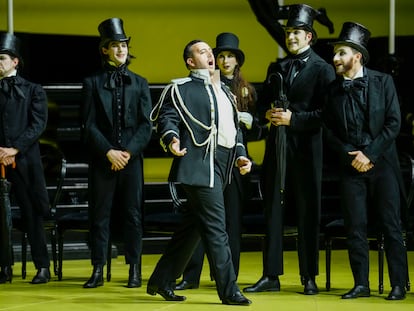 Un momento del ensayo de Un ballo in maschera'. En el centro, el tenor Ricardo di Tomassi.