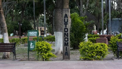 Un poste pintado anuncia la autonomía en la plaza central de Charagua.